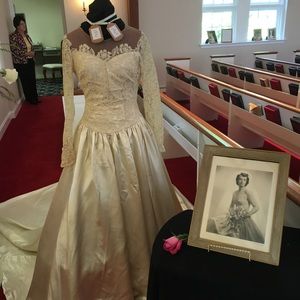 Vintage Classic Wedding Dress Venetian Lace Satin